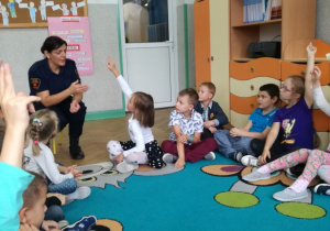 Spokanie klas pierwszych ze strażnikami miejskimi