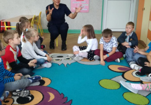 Spokanie klas pierwszych ze strażnikami miejskimi