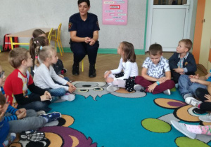 Spokanie klas pierwszych ze strażnikami miejskimi