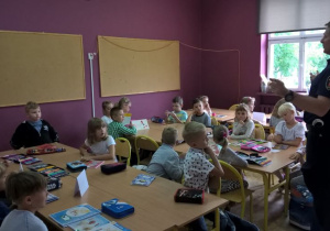 Spokanie klas pierwszych ze strażnikami miejskimi