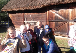 Dzieci zwiedzają skansen