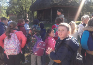 Dzieci zwiedzają skansen