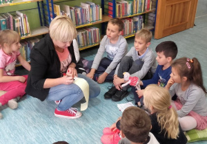 Dzieci podczas lekcji bibliotecznej
