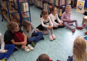 Dzieci podczas lekcji bibliotecznej
