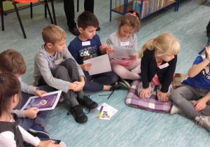 Dzieci podczas lekcji bibliotecznej