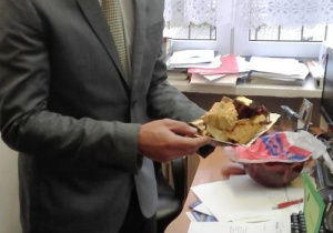 Dzieci częstują ciastem Dyrekcję Szkoły