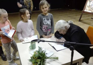 Dzieci oczekują na autograf