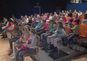 Dzieci na widowni podczas spotkania autorskiego