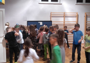 Dzieci tańczą podczas dyskoteki