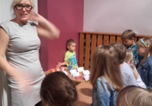 Pani Magda obsługuje dyskotekowy sklepik