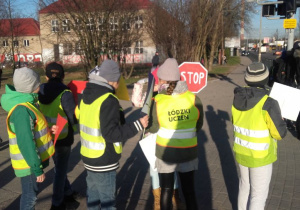 Uczniowie podczas akcji o bezpieczeństwie na skrzyżowaniu