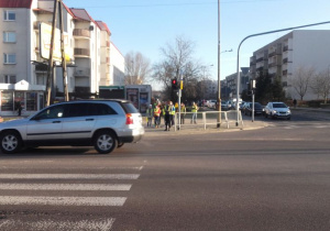 Uczniowie podczas akcji o bezpieczeństwie na skrzyżowaniu