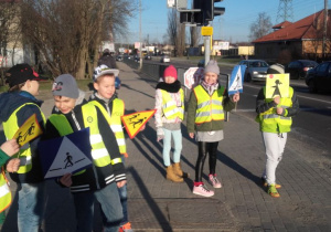 Uczniowie podczas akcji o bezpieczeństwie na skrzyżowaniu