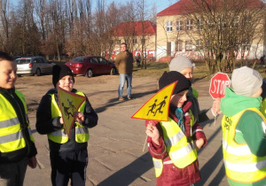 Uczniowie podczas akcji o bezpieczeństwie na skrzyżowaniu