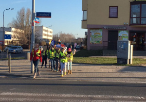Uczniowie podczas akcji o bezpieczeństwie na skrzyżowaniu