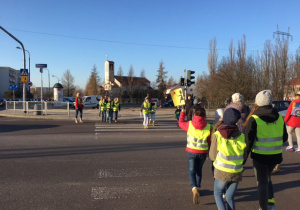 Uczniowie podczas akcji o bezpieczeństwie na skrzyżowaniu