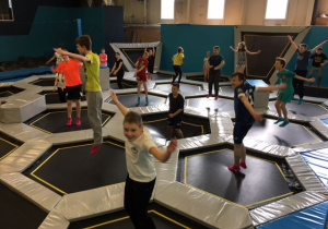 Uczniowie na trampolinach