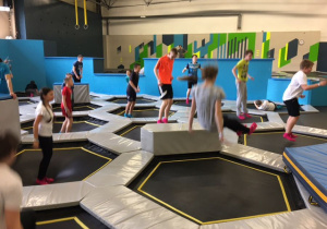 Uczniowie na trampolinach