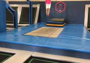 Uczniowie na trampolinach