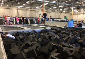 Uczniowie na trampolinach