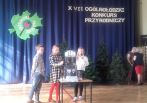 Uczniowie prezentują zabawkę