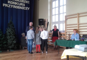 Uczniowie odbierają nagrodę