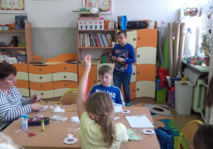 Uczniowie wraz z rodzicami w trakcie działań plastycznych