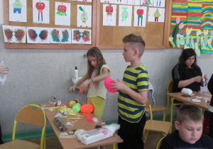 Uczniowie wraz z rodzicami w trakcie działań plastycznych