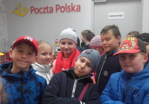 Uczniowie klasy IIIb zwiedzają urząd pocztowy