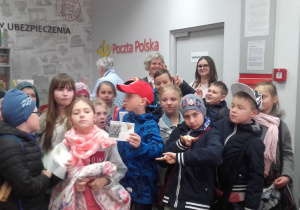 Uczniowie klasy IIIb w urządzie pocztowym