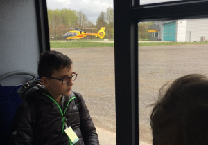 Uczniowie na płycie lotniska