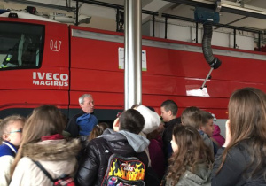 Uczniowie poznają pracę lotniska