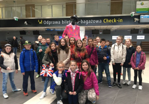 Uczniowie w holu głównym