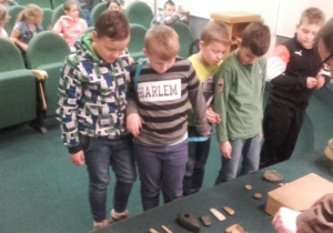 Uczniowie oglądają wykopaliska archeologiczne
