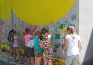 Dziewczynki malują kolorowe wzory