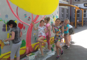 Dziewczynki malują kolorowe wzory
