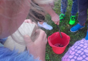 Dzieci pobierają próbke gleby
