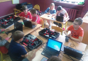 Uczniowie podczas zajęć z robotyki