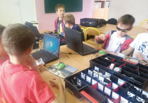 Uczniowie podczas zajęć z robotyki