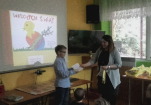 Wyróżnienie - Szymon Szewczyk odbiera nagrodę