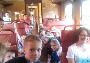 Dzieci podróżują pociągiem