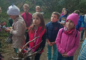 Dzieci zwiedzają Dolinę Skrzatów
