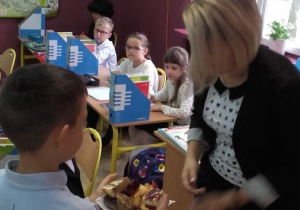Dzieci częstują ciastem nauczycieli