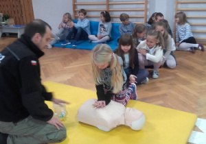 Dzieci oglądają zasady udzielania pierwszej pomocy