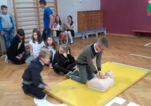 Dzieci ćwiczą resuscytację krążeniowo - oddechową