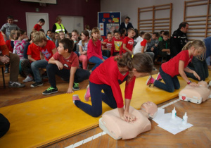 Dzieci ćwiczą resuscytację krążeniowo - oddechową