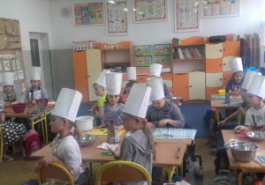 Dzieci obserwują kucharza
