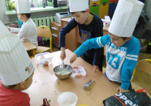 Chłopcy przygotowują ciasto nalesnikowe