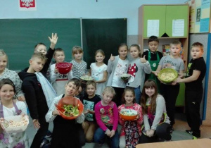 Dzieci prezentują swoje sałatki