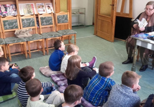 Dzieci słuchają autorki J. Laskowskiej